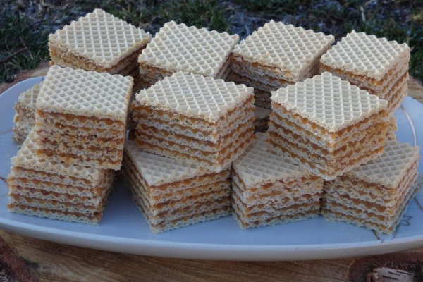 Wafle przekładane masą orzechową