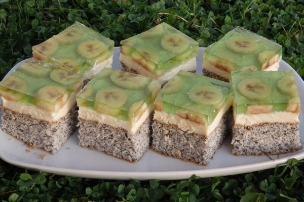 Piegusek z kremem waniliowym i bananami