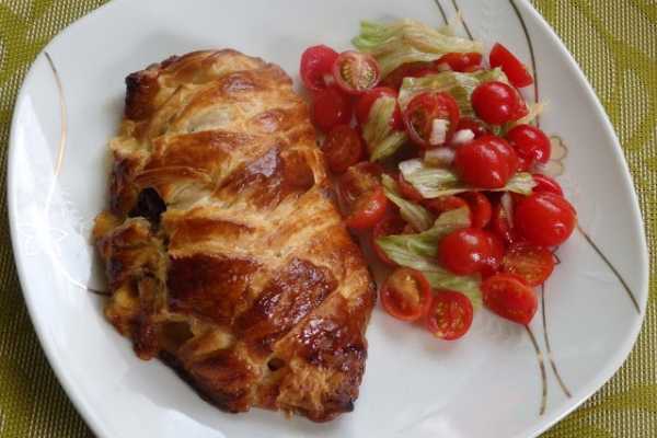 Kurczak nadziewany pieczarkami zapiekany w cieście francuskim