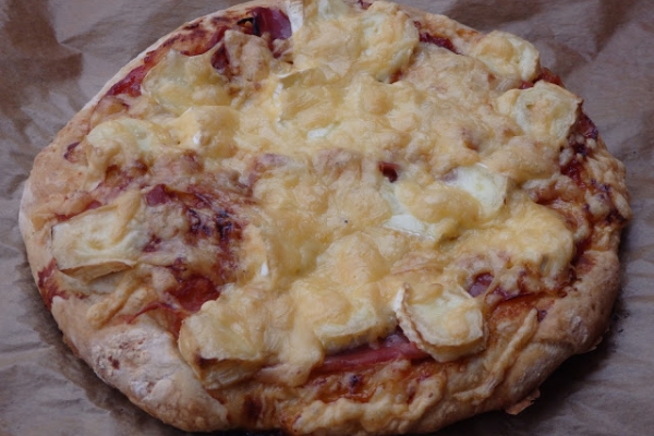 Pizza z camembertem i szynką dojrzewającą