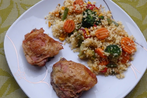 Cytrynowo-rozmarynowy kurczak z kaszą bulgur i warzywami
