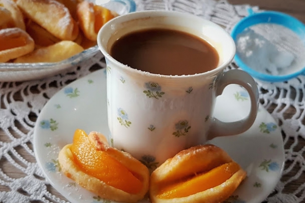 SEROWE CIASTECZKA Z BRZOSKWINIAMI