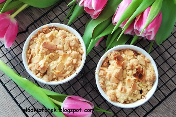 CRUMBLE Z JABŁKAMI I PŁATKAMI MIGDAŁOWYMI