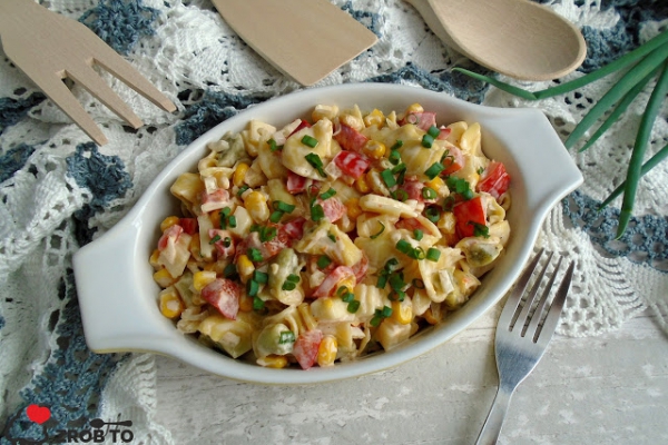 SAŁATKA Z TORTELLINI I PAPRYKĄ MARYNOWANĄ