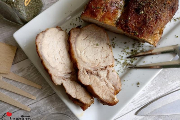 PIECZEŃ WIEPRZOWA MARYNOWANA W CZOSNKU I MAJERANKU