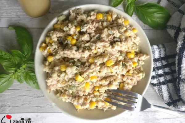 PROSTA SAŁATKA Z TUŃCZYKIEM I KASZĄ BULGUR
