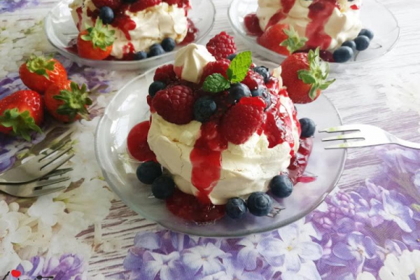 MINI BEZA PAVLOVA Z OWOCAMI