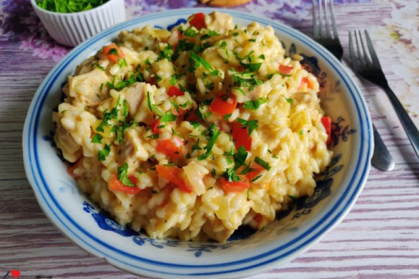 RISOTTO Z KURCZAKIEM, PAPRYKĄ I CEBULĄ