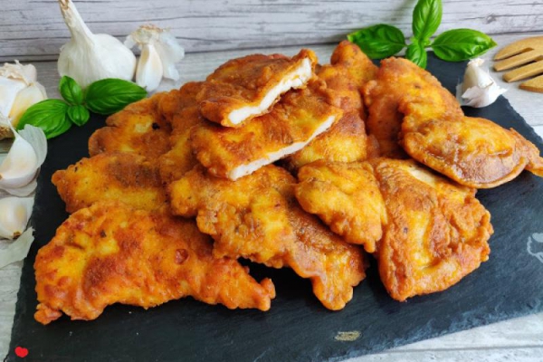 KOTLETY Z PIERSI KURCZAKA W PAPRYKOWO- CZOSNKOWEJ PANIERCE