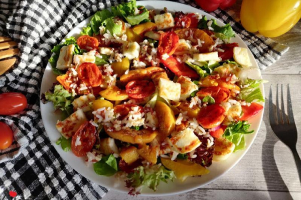 SAŁATKA Z MIXEM SAŁAT, SEREM HALLOUMI I LUNCH MIXEM