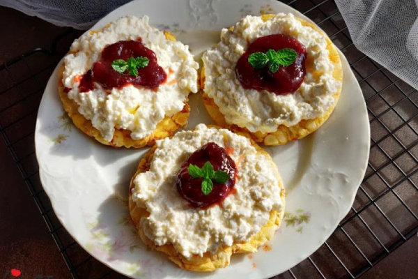 SZYBKA PRZEKĄSKA- WAFLE KUKURYDZIANE Z SERKIEM WIEJSKIM I KONFITURĄ