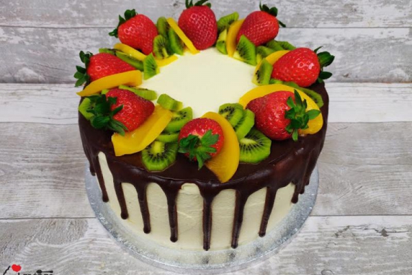 TORT BRZOSKWINIOWO- JOGURTOWY W STYLU DRIP CAKE