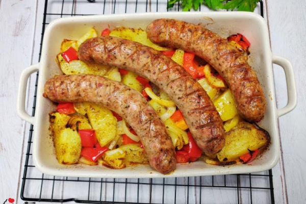 PIECZONA BIAŁA KIEŁBASA Z ZIEMNIAKAMI, PAPRYKĄ I CEBULĄ