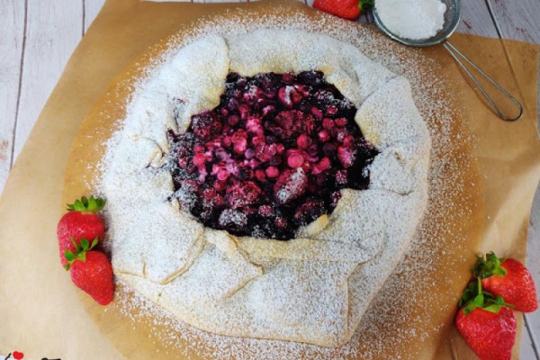 RUSTYKALNA TARTA Z OWOCAMI LEŚNYMI