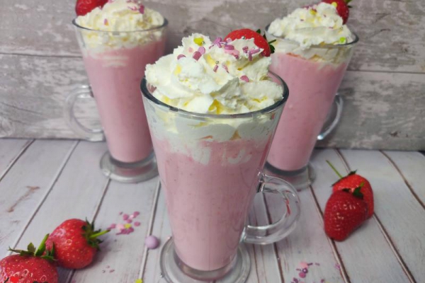 MILKSHAKE TRUSKAWKOWY Z BITĄ ŚMIETANĄ