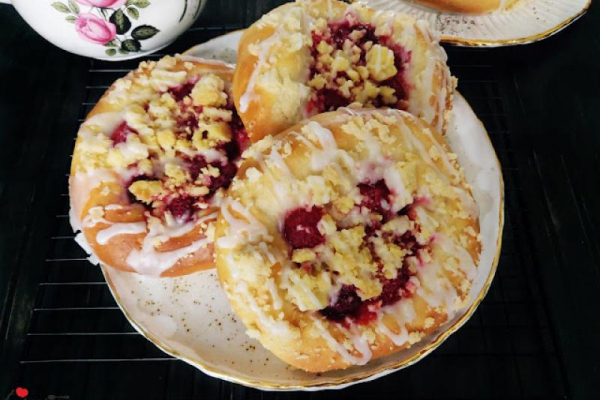 DROŻDŻÓWKI Z MALINAMI I KRUSZONKĄ