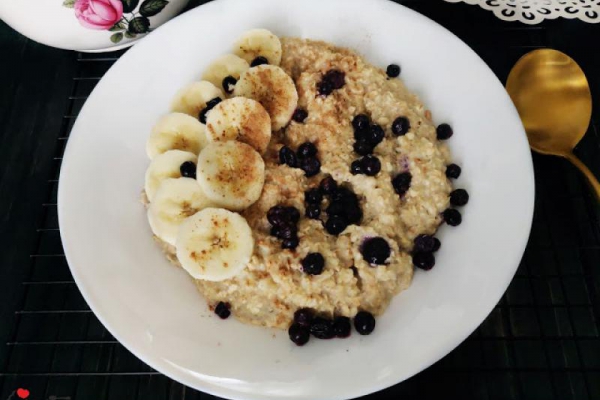BANANOWA OWSIANKA Z JAGODAMI