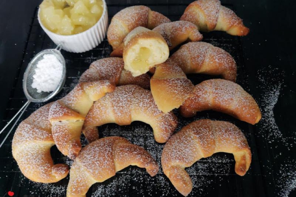 ROGALIKI DROŻDŻOWE Z JABŁKAMI