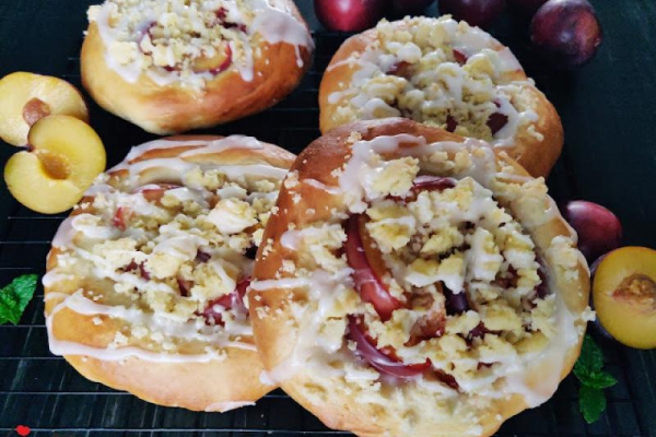 DROŻDŻÓWKI ZE ŚLIWKAMI I KRUSZONKĄ