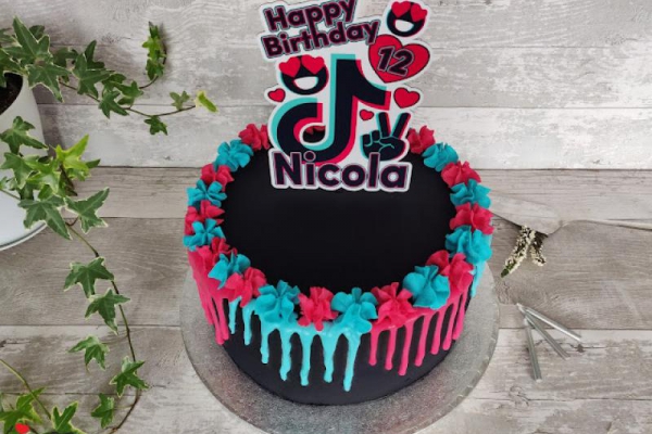 TORT URODZINOWY W STYLU TIK TOK