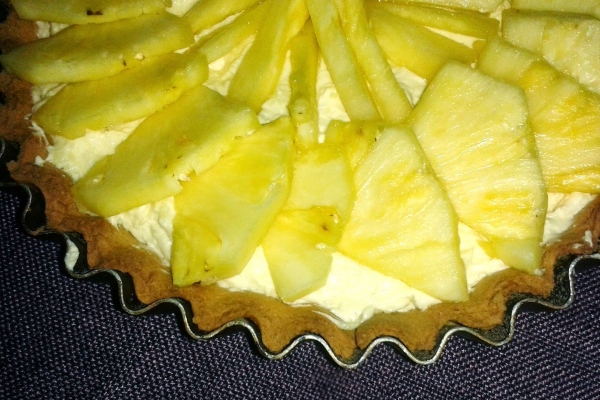 Tarta z kremem budyniowym i ananasem