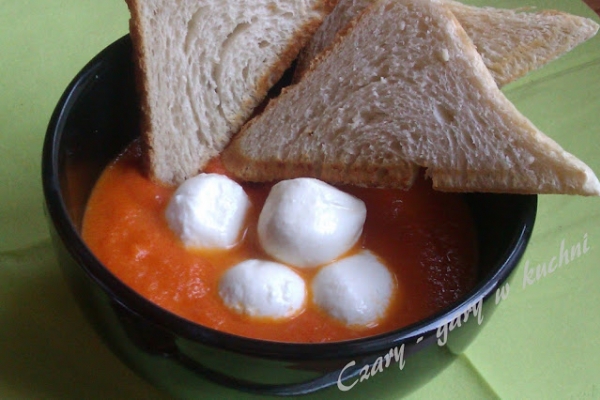 Zupa krem z pomidorów z mozzarellą i grzankami czosnkowymi