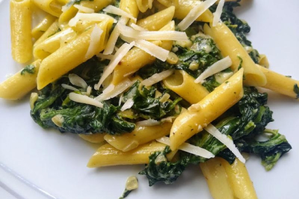 MAKARON ZE SZPINAKIEM I PARMEZANEM