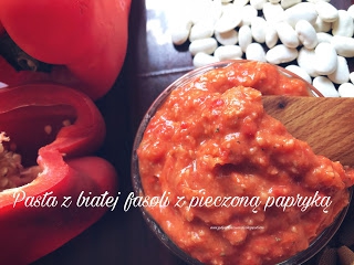 Pasta z białej fasoli z pieczoną papryką