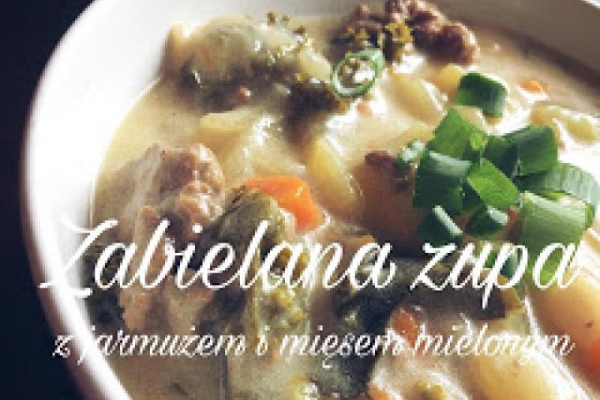Zabielana zupa z jarmużem i mięsem wołowym
