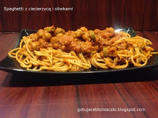 Spaghetti z ciecierzycą i oliwkami