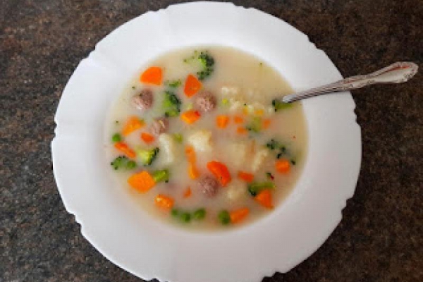 zupa kalafiorowo-brokułowa z wołowymi klopsikami