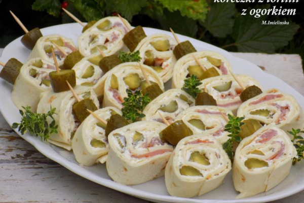 koreczki z tortilli z ogórkiem