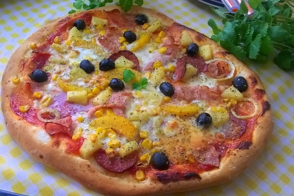 pizza z salami i owocami