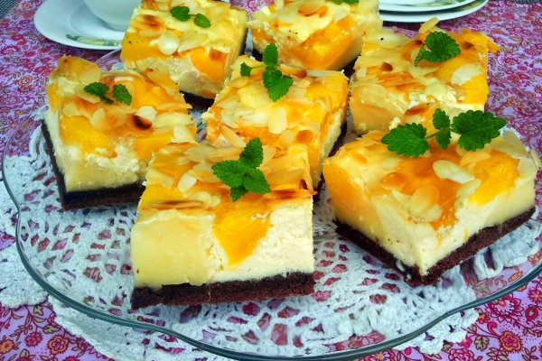 ciasto budyniowo- serowe z nektarynką
