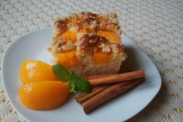 ciasto na kefirze (z brzoskwiniami i kruszonką)