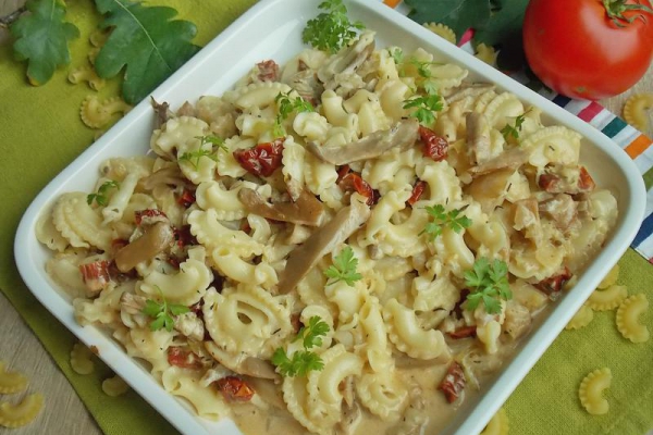 Makaron w sosie z boczniakami i suszonymi pomidorami.