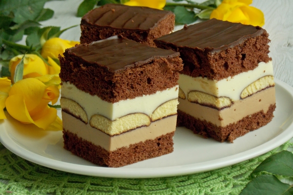 Mleczne ciasto z czekoladą i biszkoptami