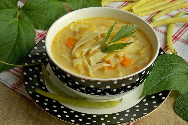Serowa zupa z fasolką szparagową i makaronem