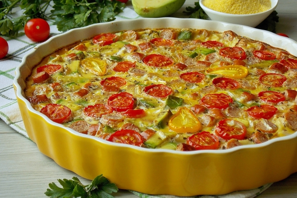 Kukurydziane quiche z kabanosem i warzywami