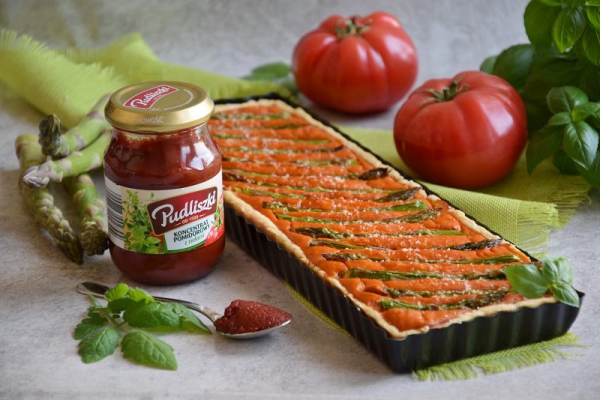 Pomidorowa tarta z zielonymi szparagami