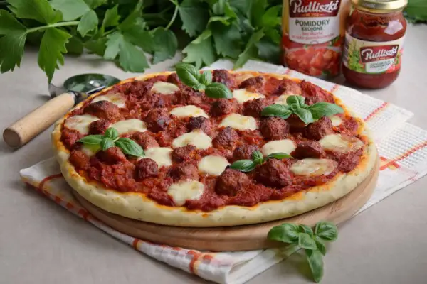 Pomidorowa pizza z klopsikami i mozzarellą