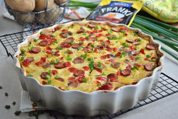 Ziemniaczana zapiekanka z kiełbasą i pieczarkami