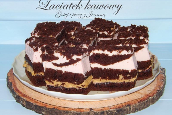 Łaciatek kawowy z pianką śmietanowo truskawkową