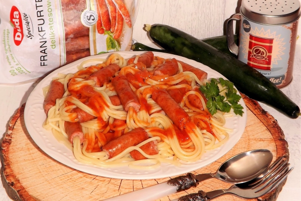 Frankfurterki nadziewane makaronem w sosie pomidorowym