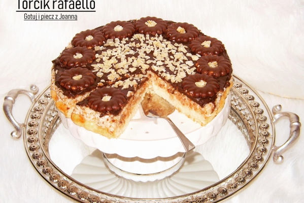 Torcik rafaello z kandyzowanym aloesem i heratnikami regionalnymi