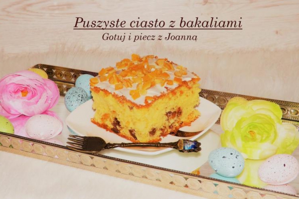 Puszyste ciasto z jogurtem i bakaliami