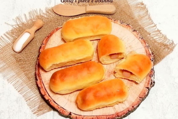 Hot dogi - bułeczki z parówką i serem
