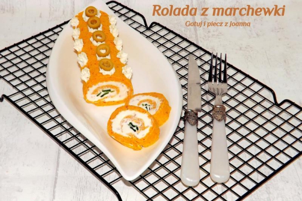 Rolada marchewkowa z serkiem hochland i szczypiorkiem