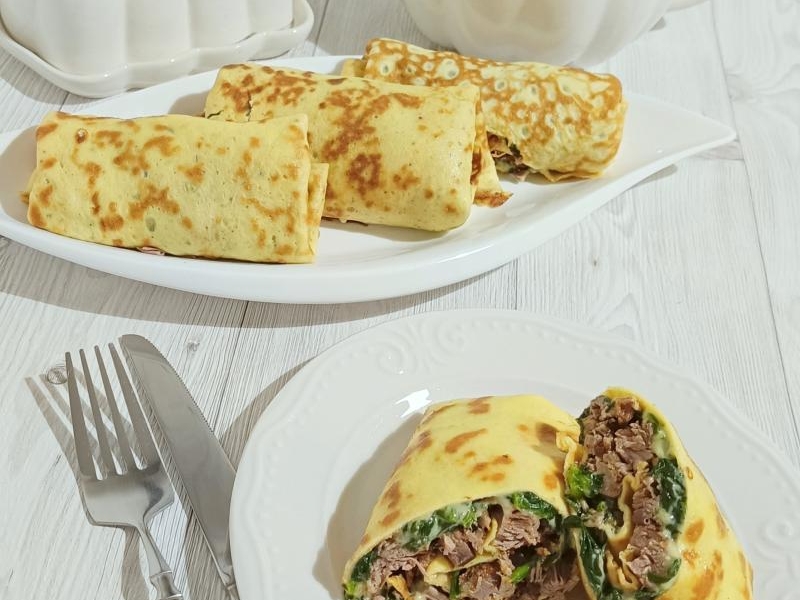 Naleśniki wysokobiałkowe ze szpinakiem i piersią z kaczki