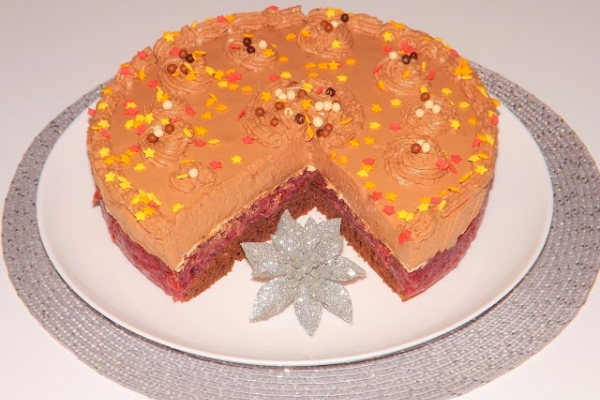 Tort kakaowy z masą budyniowo-wiśniową i pysznym kremem czekoladowym.